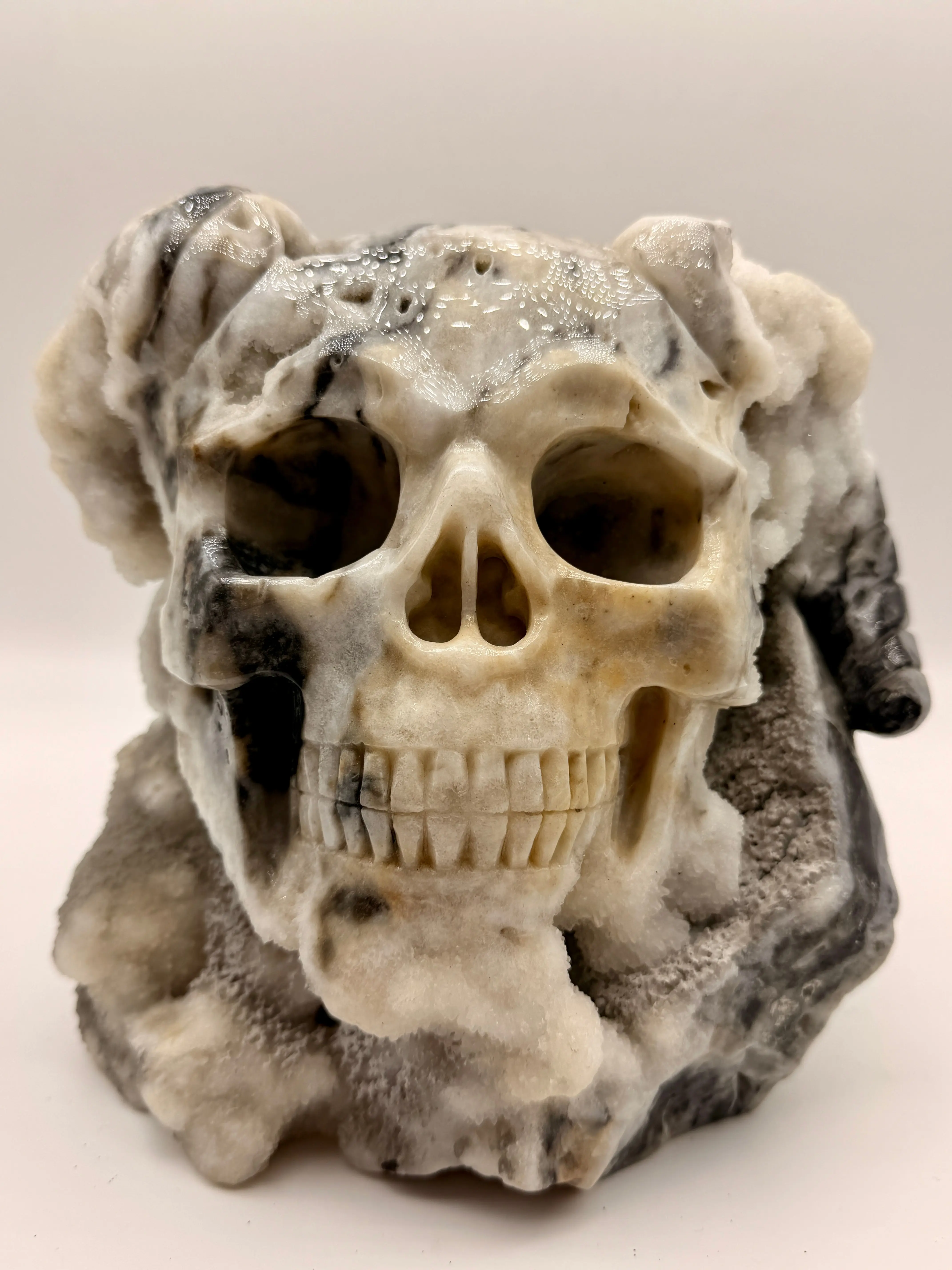 Horned Skull Sculpture, 8-Inch Hand-Carved Zebra Stripe Calcite Stone with Quartz Druzy Caves, Spiritual Altar Decor for Collectors, Room Decor, Horns, Quartz Caves, Secure, Altar Center, 8 In, Full Altar Centerpiece