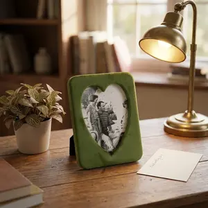 Luxurious Velvet Picture Frame Stand, Home Decor Heart Design, High-End Display Frame, Perfect Gift for Friends
