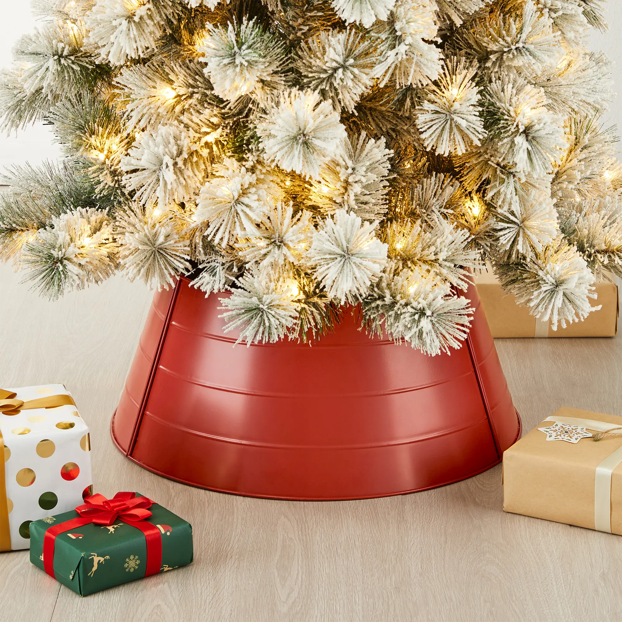 Glitzhome 22"D Christmas Painted Metal Tree Collar (KD)
