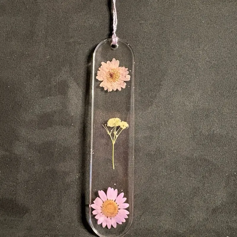 Purple Dried Flowers Resin Bookmark with Elegant Floral Design for Book Lovers