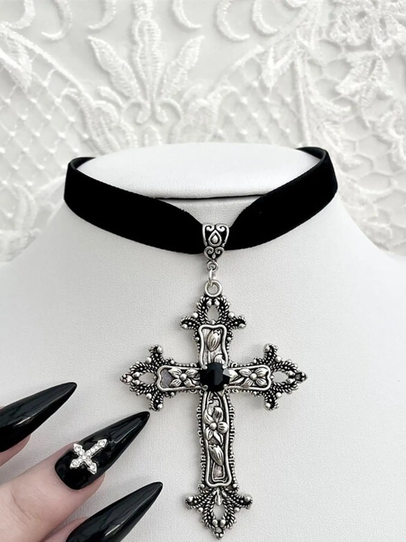 Gothic Exaggerated Rhinestone Cross Pendant Necklace, Gothic Cross Design, Vintage Velvet Chain, Women's Party Fashion Jewelry, Rhinestone Decorated Necklace, Cross Necklaces