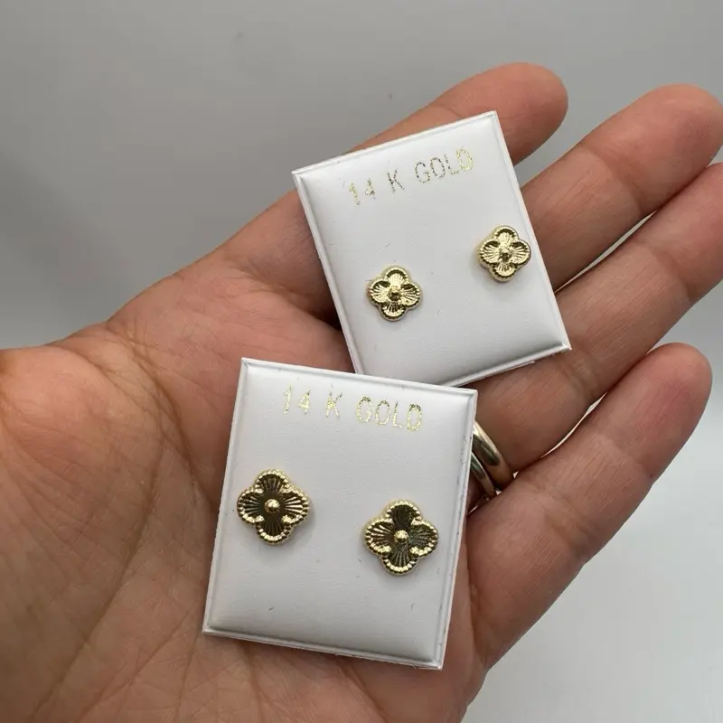 Aretes de flor en oro 14K