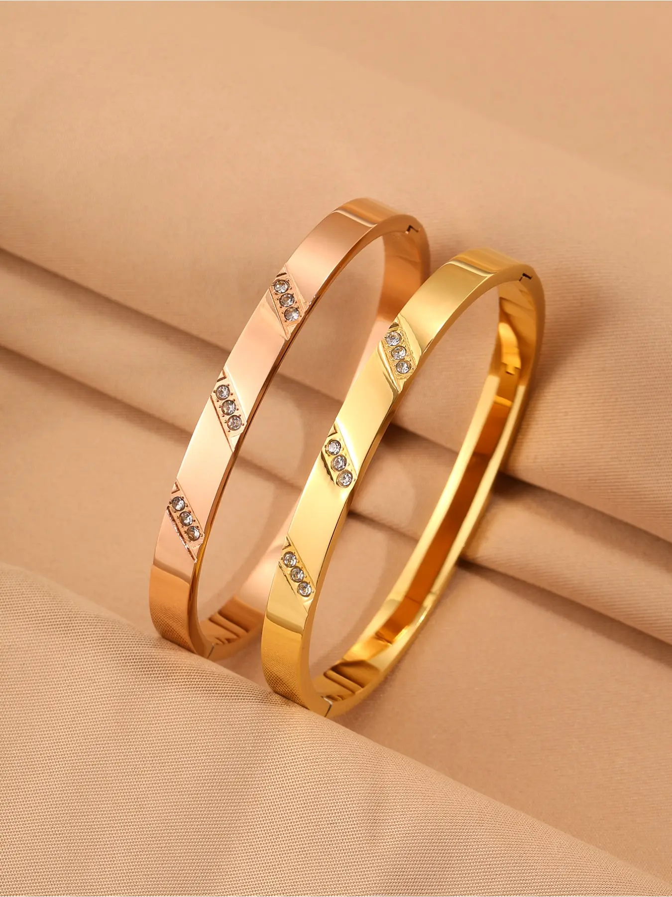 1 classic retro fashion three diamond three notch bracelet, made of stainless steel material, with a niche design, very suitable for daily gatherings, giving people the perfect gift