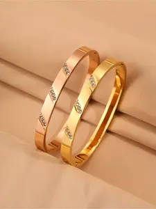 1 classic retro fashion three diamond three notch bracelet, made of stainless steel material, with a niche design, very suitable for daily gatherings, giving people the perfect gift