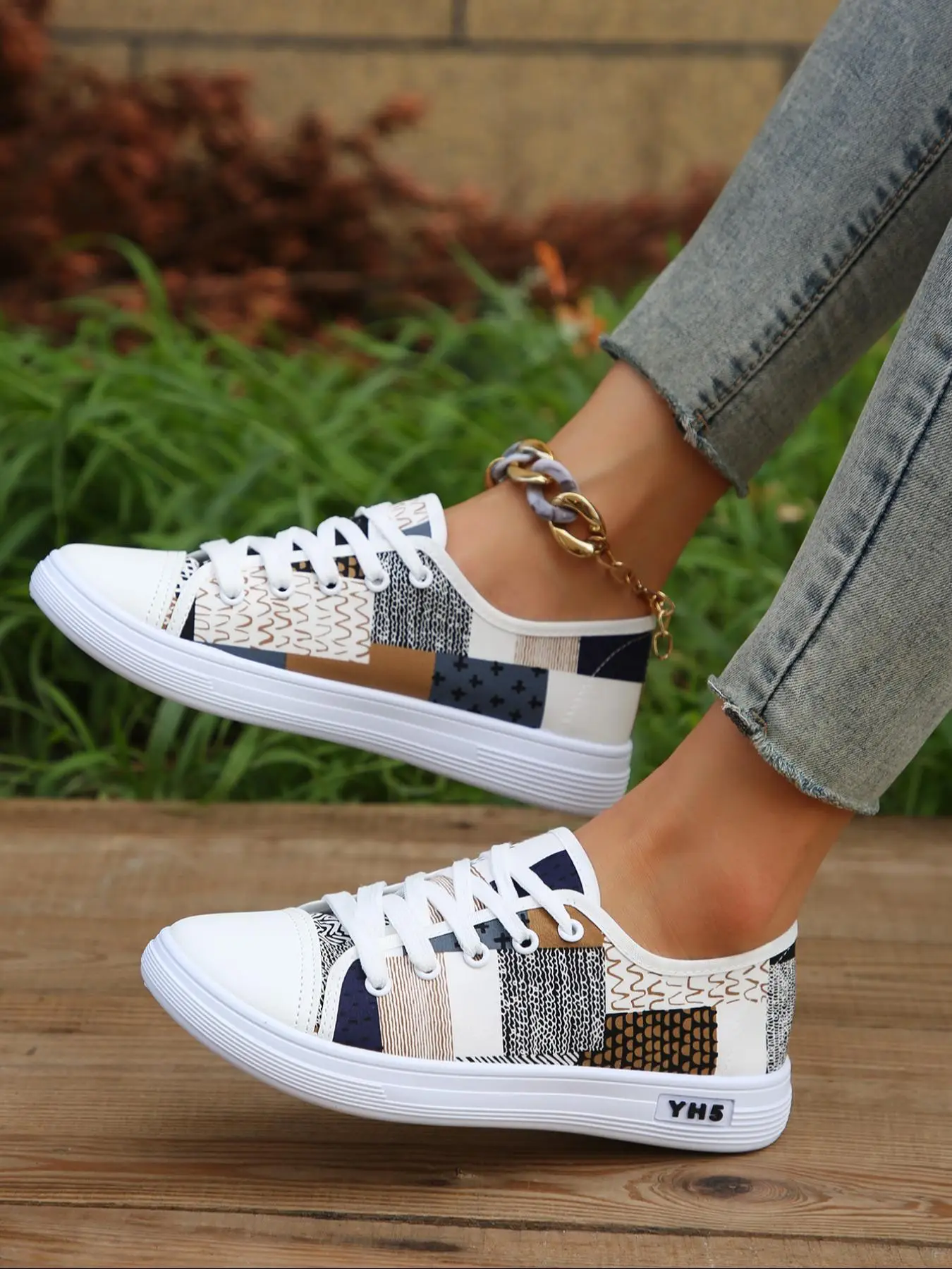 Women's Fashionable Random Print Lace Up Sneakers, Casual Comfortable Breathable Sports Shoes, Female All-match Round Toe Walking Shoes for Daily Wear