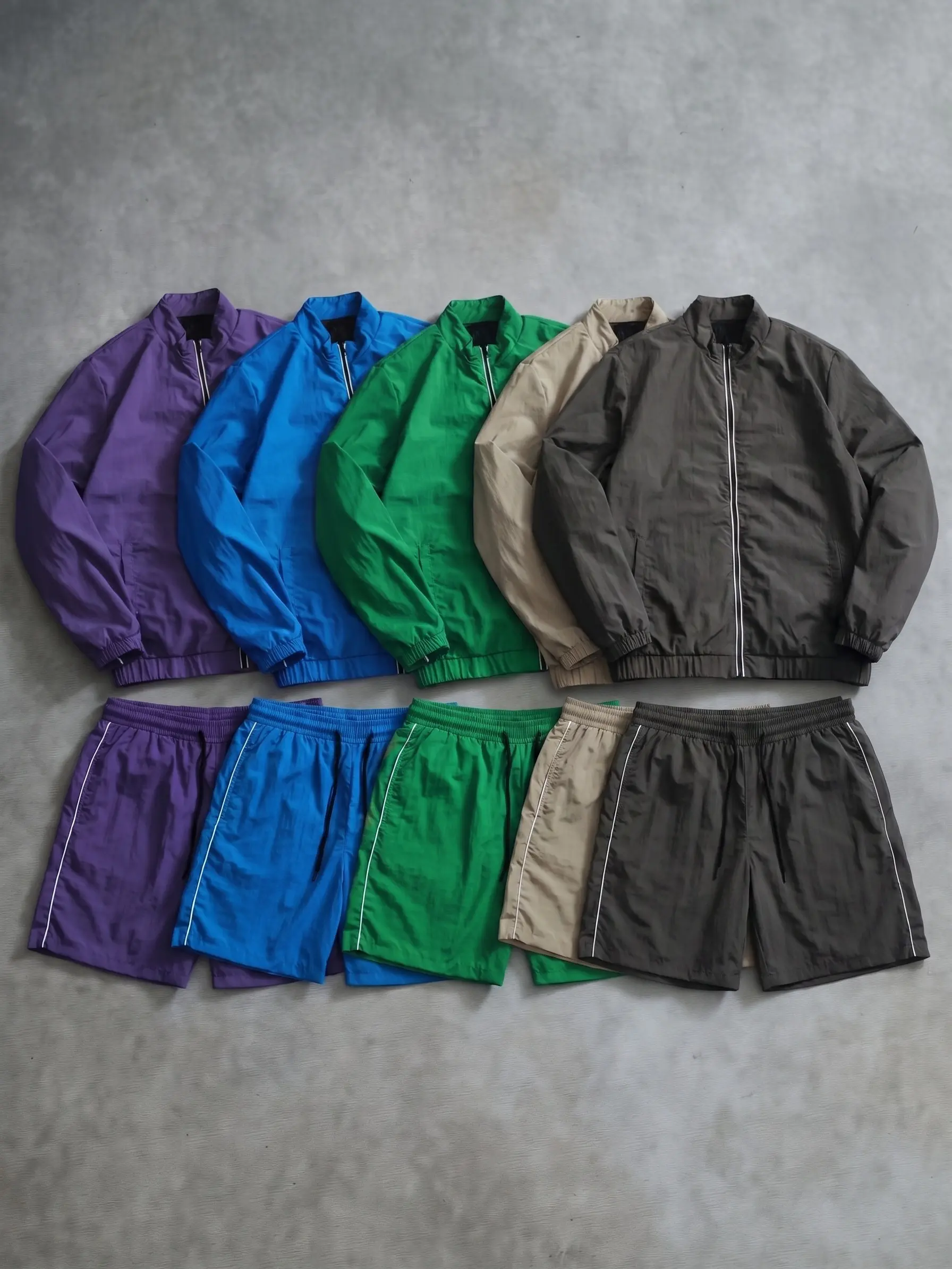 Gift (Fragrance Card) — Men’s lightweight two-piece set featuring a stand collar zip jacket and shorts, side topstitching design, suitable for sports, casual wear, and commuting.