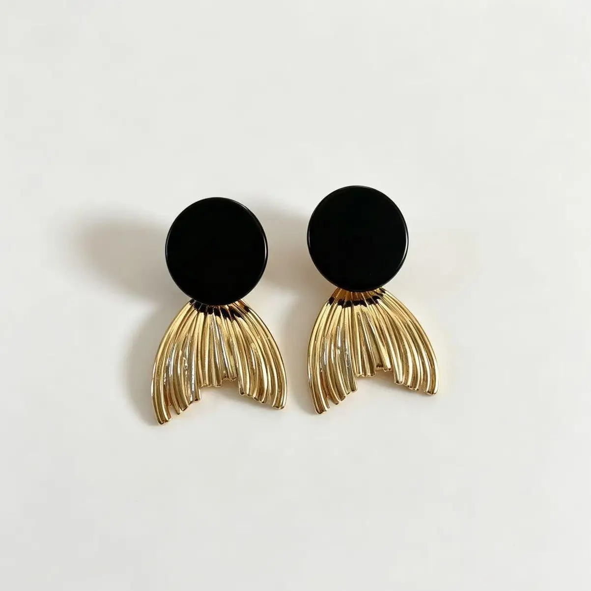 Two-Tone Black Top Textured Gold Mermaid Fin Earrings Abstract Geometric Fashion Jewelry