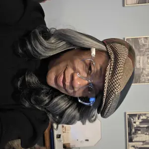 VUB smart translation glasses feature automatically adjusting polarized lenses, a built-in speaker, microphone, and blue light blocking, allowing users to listen to music and make phone calls.