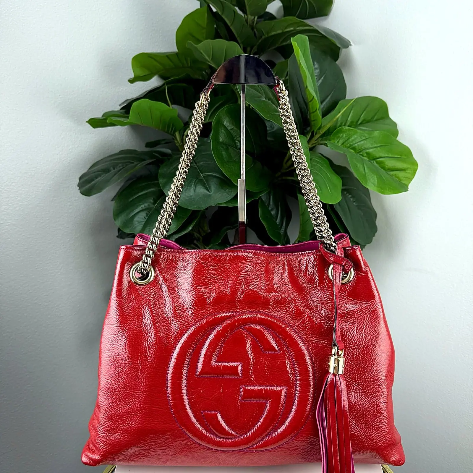 Pre-owned Red patent leather Tote bags Authentic Gucci Soho Chain Shoulder Tote Red Patent Leather, Fuchsia Interior, Tassel, Chain Straps, Zip Closure, Medium Size Purse