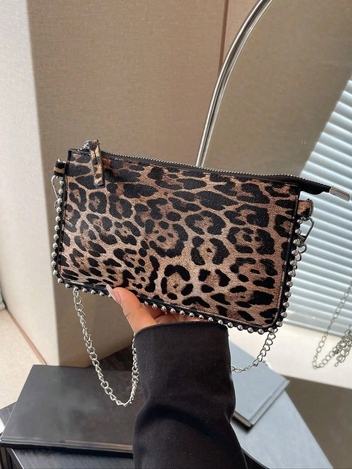 Fashion casual daily commuter shoulder crossbody bag, Fashionable bags, leopard print design versatile, rivet decoration clutch bag, retro fashion lightweight suitable for shopping, dating and travel