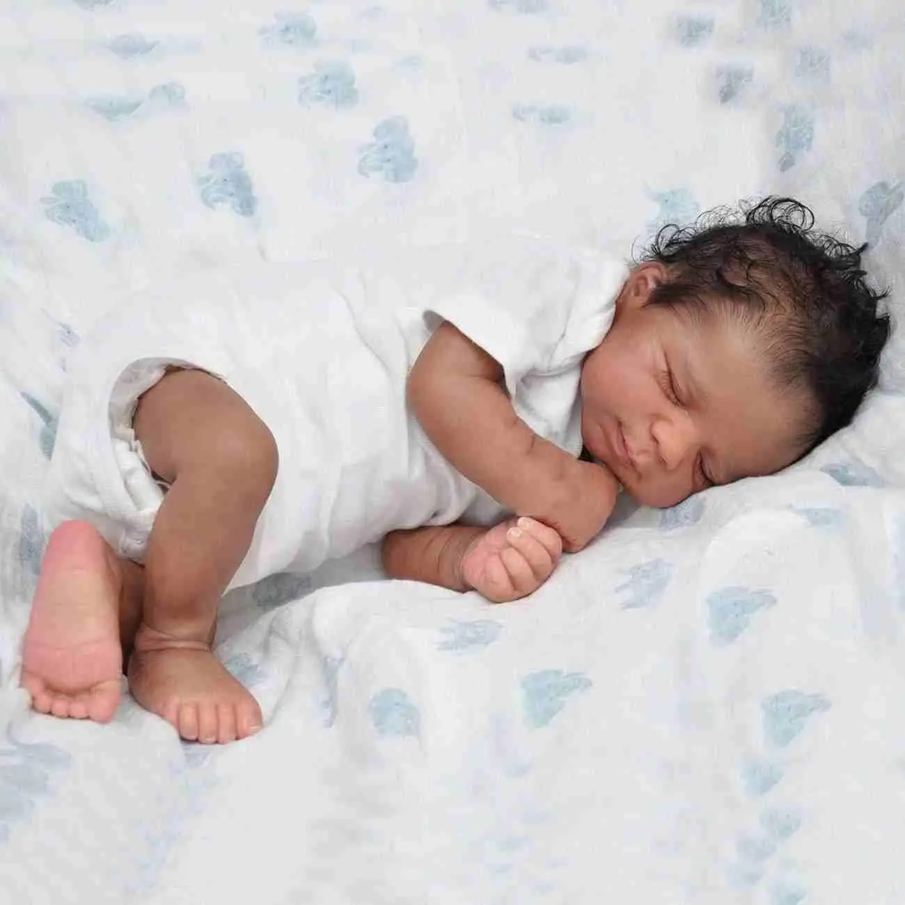 Reborn Kiss-48cm/19Inch Asleep Weighted Reborn Baby toddler Doll love 19inch 48cm Alive Newborn with Black Skin Doll Lovely Kids Gift, realistic sleeping appearance, roleplay, look real life