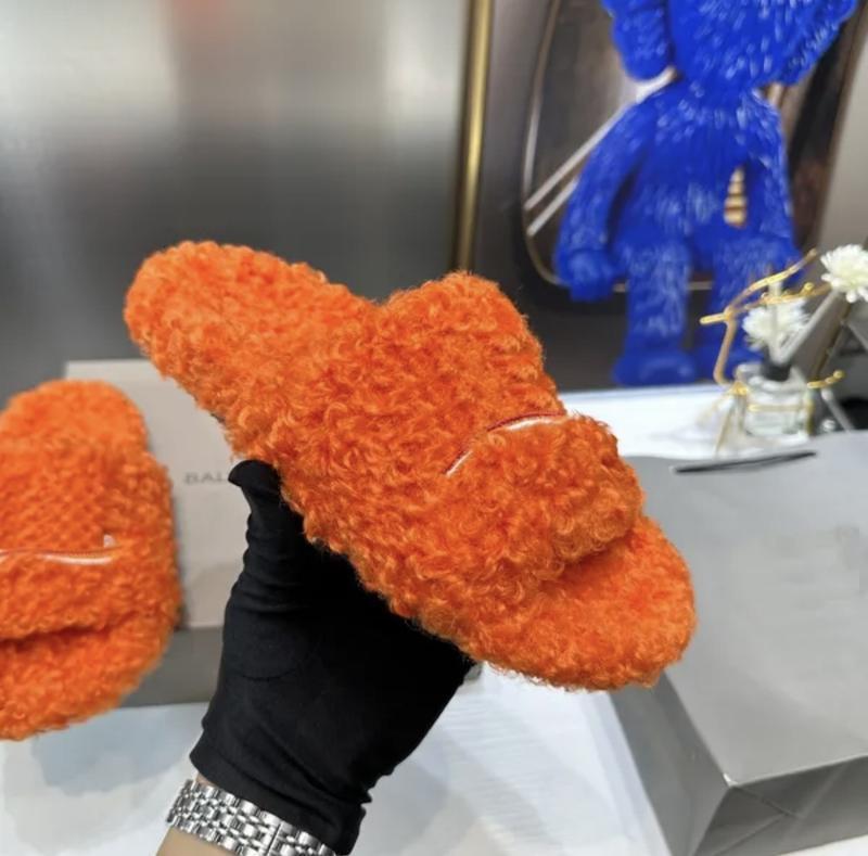 2026 Outdoor Sports Slippers Unisex Men Women Cozy Fuzzy Plush Slippers for Indoor Outdoor Use Comfortable Walking Shoes Versatile Flip Flops