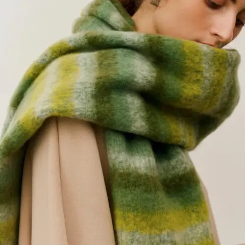 Soft Warm Color-Block Striped Scarf with Twisted Tassels, Tassel Decor Shawl, 210 × 40cm Versatile Shawl for Women and Men, Fall and Winter Accessory
