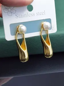 304 stainless steel teardrop earrings, summer pearl geometric earrings, ear pendants, women's earrings, three-dimensional teardrop inlaid pearls, 18K gold plated, vintage temperament, stylish and simple luxury, suitable for daily wear/parties/gifting.