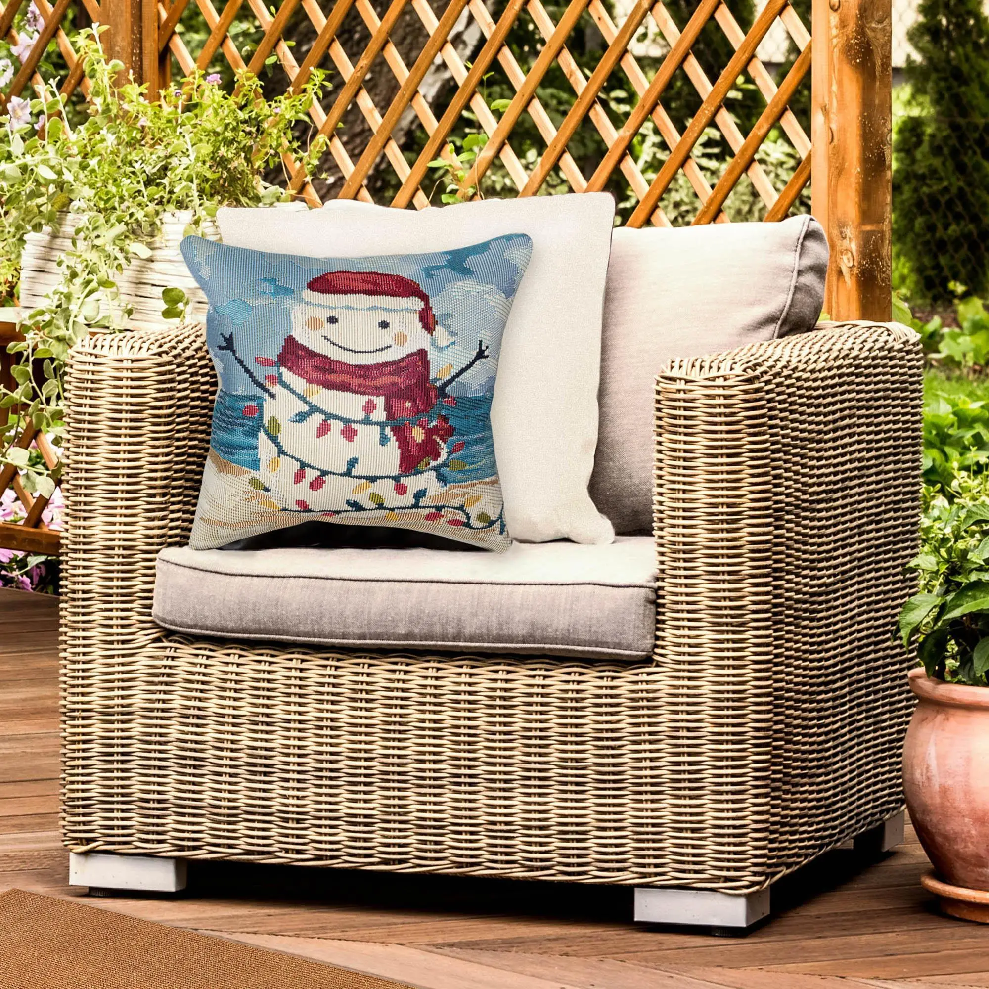 Lush Decor MARINA Indoor/Outdoor Power Loomed Synthetic Blend Machine Washable Pillow - Contemporary Graphic Festive Nature Accent (Beach Snowman) for Porch, Couch, Patterned Cover, Novelty, Colorful Soft Cushions, Cushions For Porch