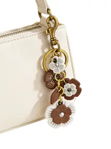New Fashion Camellia Keychain for Underarm Bag, Flower Shape Key Chain, Leather Floral Charm, High-End Creative Gift for Women, Keychain for Bags