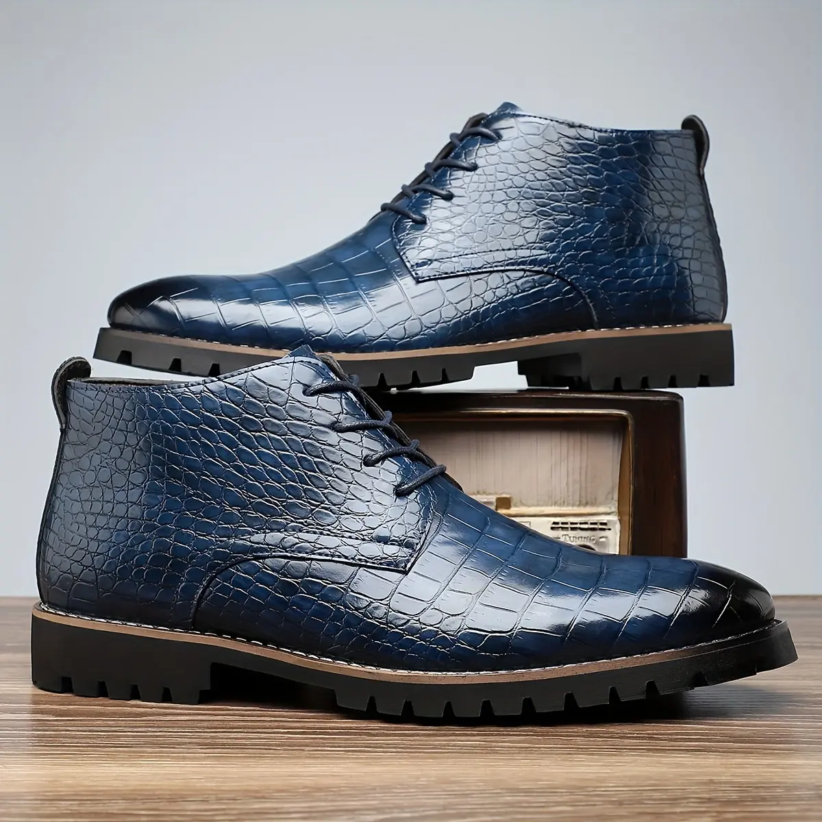 Thick-soled plaid pattern men's business casual boots, PU upper with rubber sole, non-slip and wear-resistant, suitable for daily leisure, outdoor walking, business office, banquets and parties.