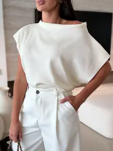 Women's off-the-shoulder batwing sleeve loose knitted top, Blouse, Asymmetrical, asymmetric neckline knitted shirt, with one-sided off-the-shoulder design, concealing flaws and slimming, suitable for summer wear