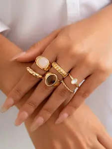 A set of 6 irregular rings, a casual yet sophisticated fashion accessory.