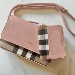 Pre-owned BURBERRY FINAL SALE Crossbody Bags BRAND NEW Hampshire Crossbody and Wallet Bundle Pink