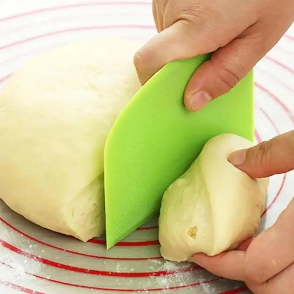 1 Piece Plastic Dough Cutter, Multipurpose Cake Cream Scraper, Household Kitchen Pastry Baking Tool, Baking Supplies, Durable Cooking Tools, Kitchen Cooking Accessories, Kitchen Utensils, Kitchen Gadget, Durable Kitchenware