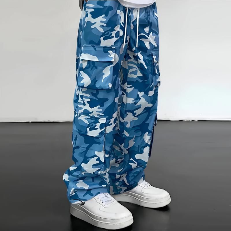 Camouflage men's work pants, regular fit, featuring reinforced stitching and functional cargo pockets, suitable for outdoor adventures and street fashion.