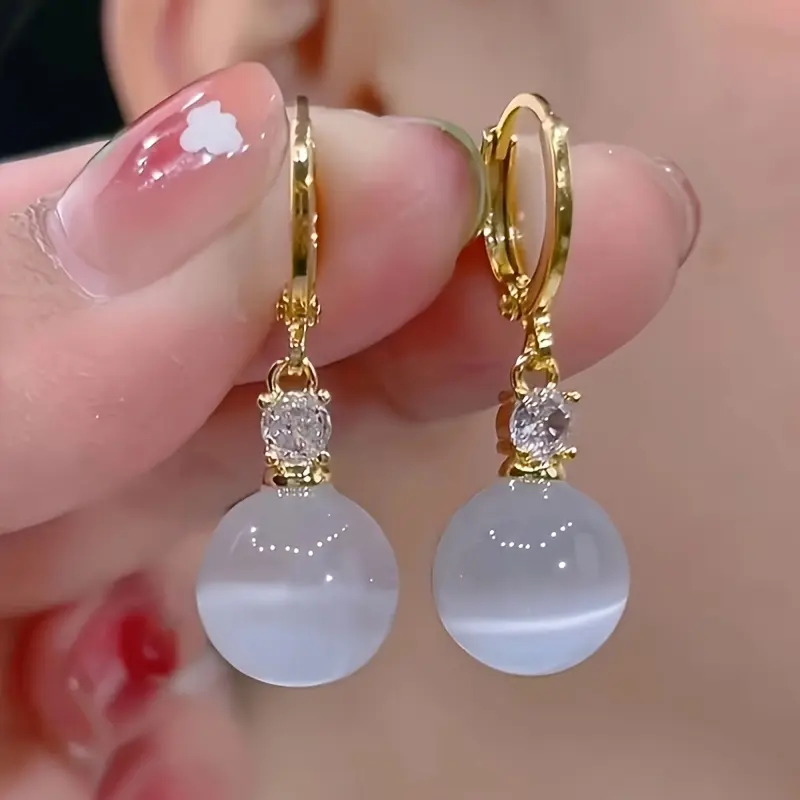 Fresh and sweet, stylish earrings with a modern touch. Trendy and exclusive, they pair well with any outfit and exude a sense of sophistication. Cat's eye-shaped gemstone earrings.