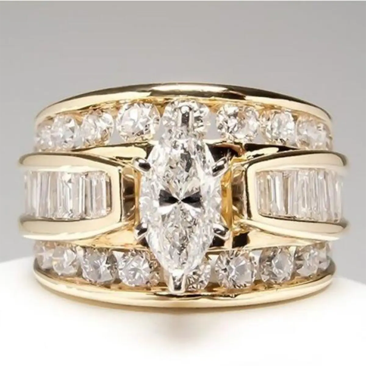 Fashionable artificial crystal ring, women's wedding engagement ring, Valentine's Day or Christmas gift, women's jewelry