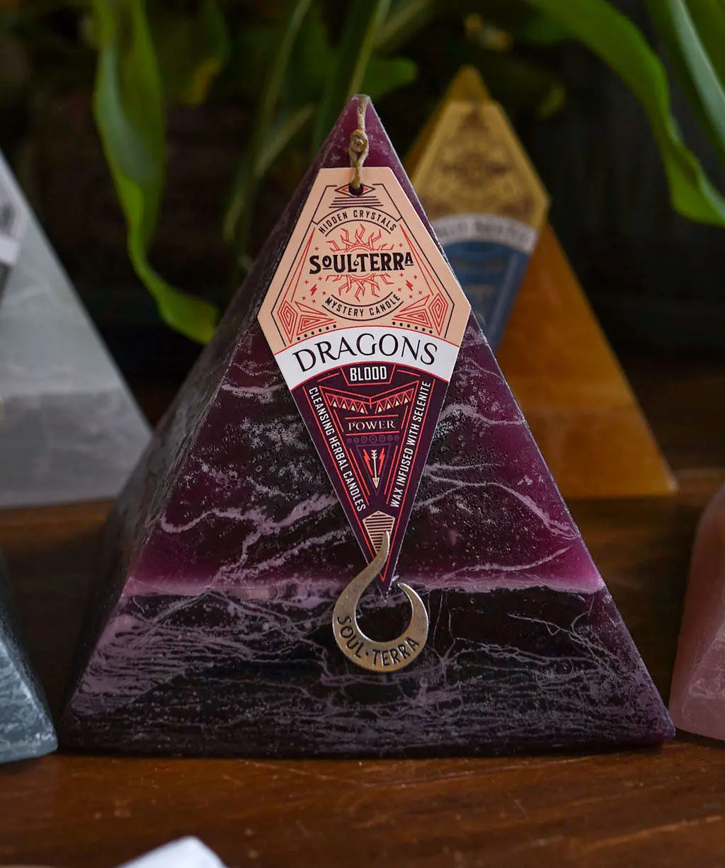 Soul-Terra Dragon's Blood Candle is the oldest and most recognizable scent of all potions and alchemical ingredients. Calls ancient magic when burned, fills your room with protection and power. Decor Fragrance