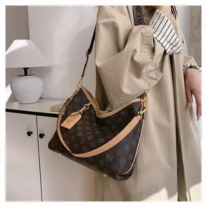 High-end fashion large-capacity handbag, designed specifically for women. 2026 New Retro Print Commuter Shoulder Bag/Crossbody Bag, Made of PU Material, Multifunctional Crossbody Bag for Everyday Use, Vintage Printed PU Crossbody Bag, Elegant and Refined