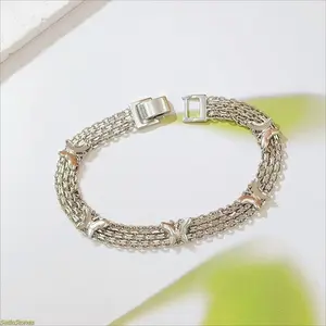 One-piece electroplated butterfly pendant bracelet – an exquisite adjustable chain bracelet, a stylish and beautiful piece of jewelry, making it the perfect gift for best friends and close confidantes, suitable for celebrations and everyday wear.