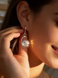 1 pair of gorgeous heart-shaped copper framed rhinestone earrings, elegant ladies' shopping and travel style earrings, suitable for giving ladies surprise small gifts