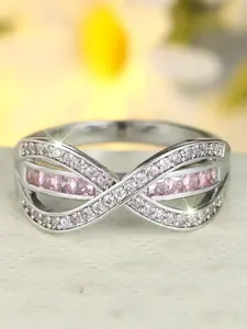 Light luxury, high-end feel, bow-shaped, lattice design, subtly adorned with pink diamonds, women's ring, unique and fresh design, fits the index finger.
