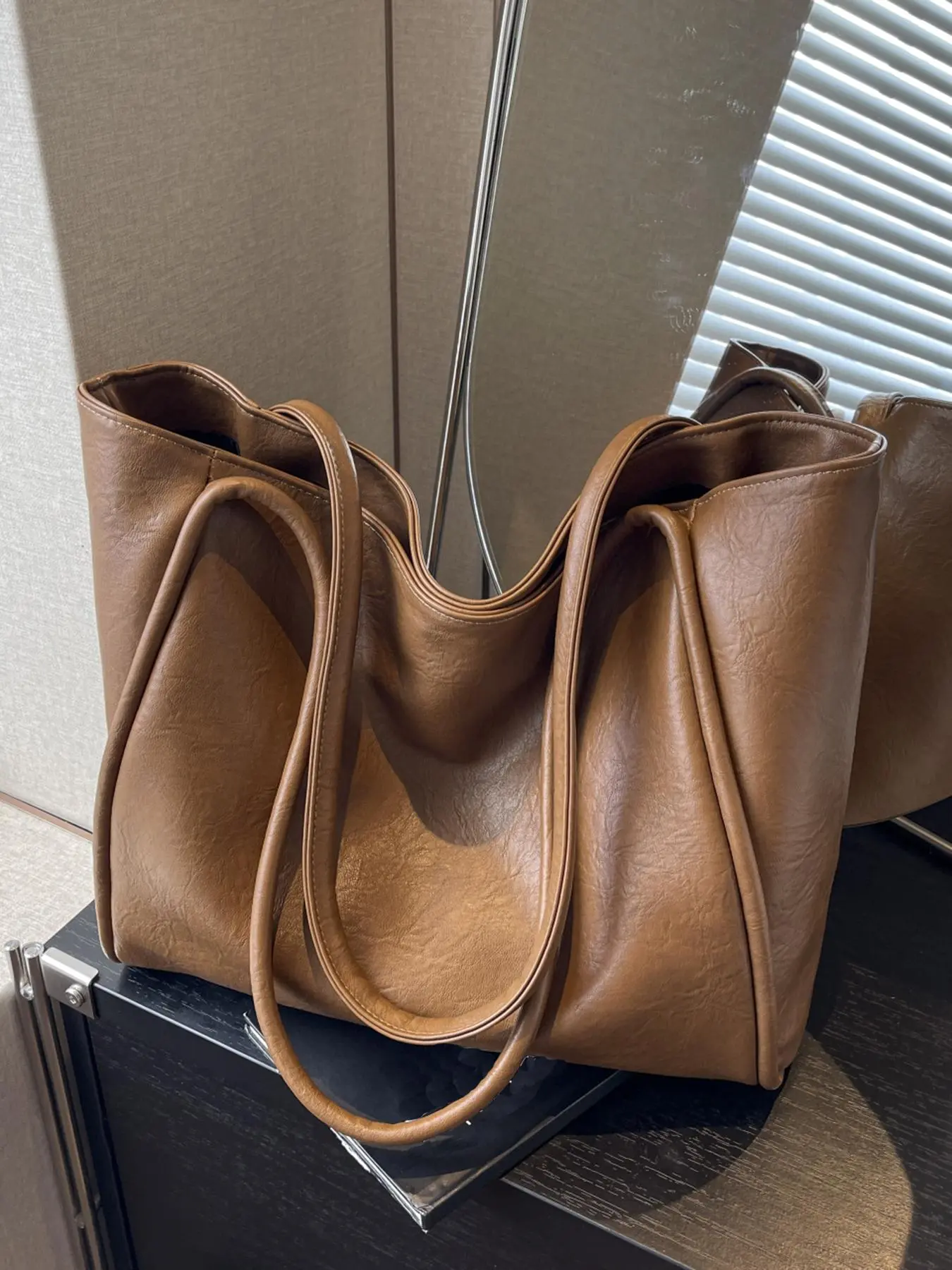 Retro, simple, versatile, large-capacity handbag, women tote bag, Lightweight tote bag, Plain tote bag, large bag for women, everyday, Casual commuter bag, shoulder commuter bag, commuting and traveling, Stylish tote bag