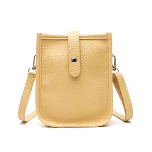Elegant Crossbody Shoulder Bag in Ivory Leather Style Chic Accessory for Everyday Use with Convenient Design and Comfortable Wear