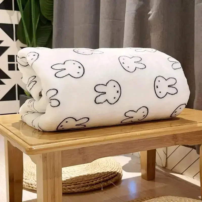 Cute Cartoon-Print Flannel Plush Blanket — Adorable animal-themed home bedding; soft, breathable, and suitable for all seasons—perfect for office naps, student dorms, and home use.
