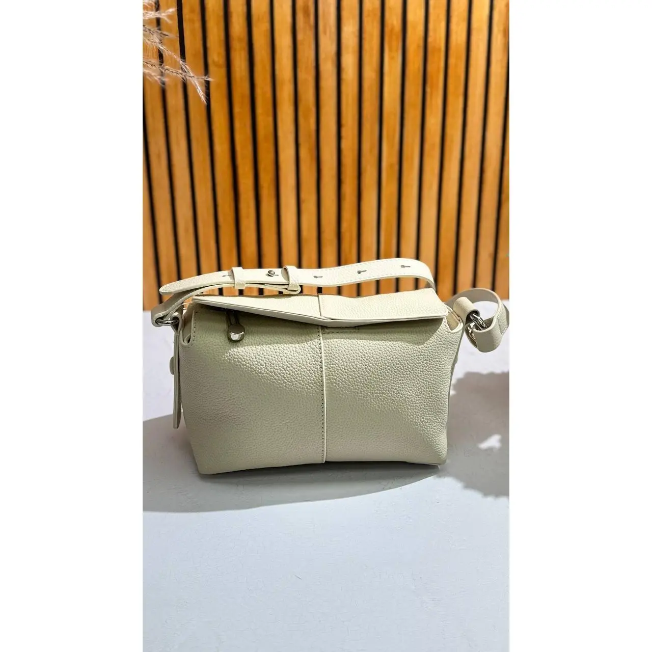 Genuine Leather Shoulder Bag – Timeless Elegance  Everyday Functionality