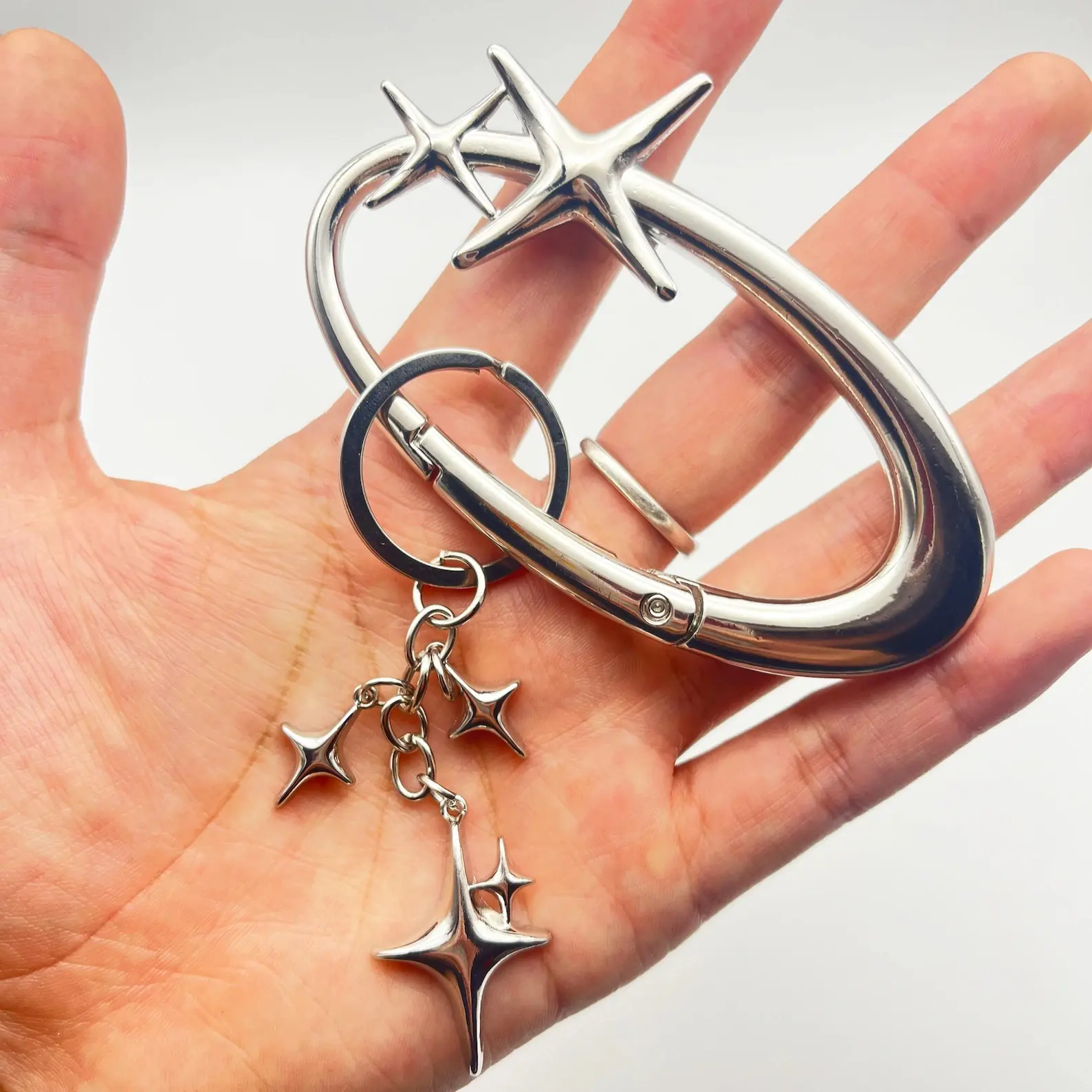 Women's Aesthetic Multi-Star Dangle Keychain - Glossy Silver Oval Carabiner Keyring with Y2K Punk 4-Point Star Charm for Bag Decoration