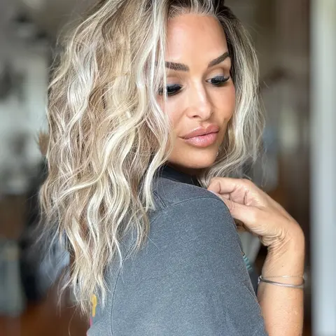AISOM Chloe Mushroom Blonde Short Water Wave 12 Inches 13x4 Free Part Synthetic Lace Front Wig with Scandinavian Hairline Very Low Density and Light