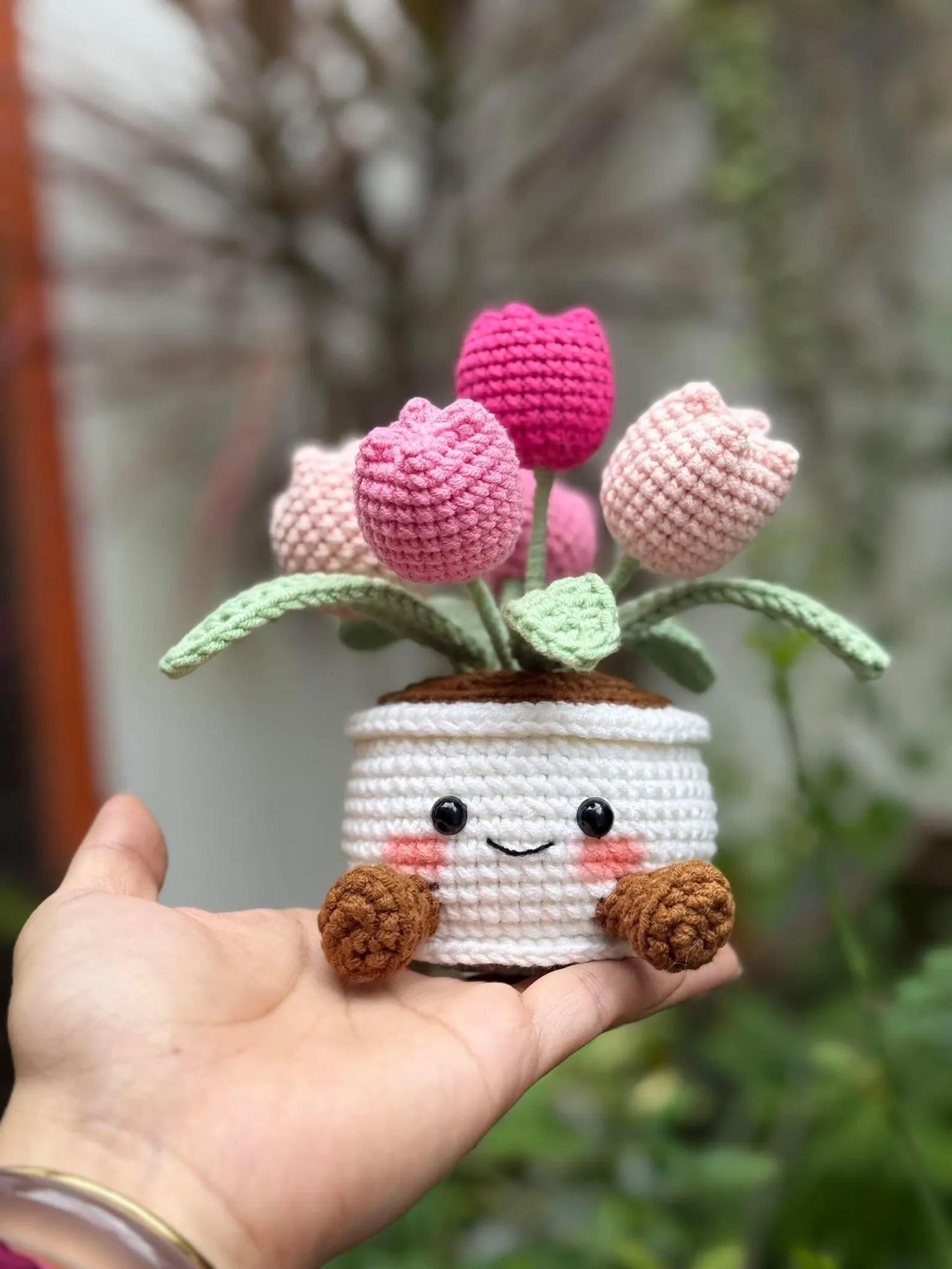 Cute Pink Tulip Crochet Flower Pot, Handmade Amigurumi Tulip Plant, Crochet Home Decor, Mother’s Day Gift, Desk Plant, Flower Arrangement