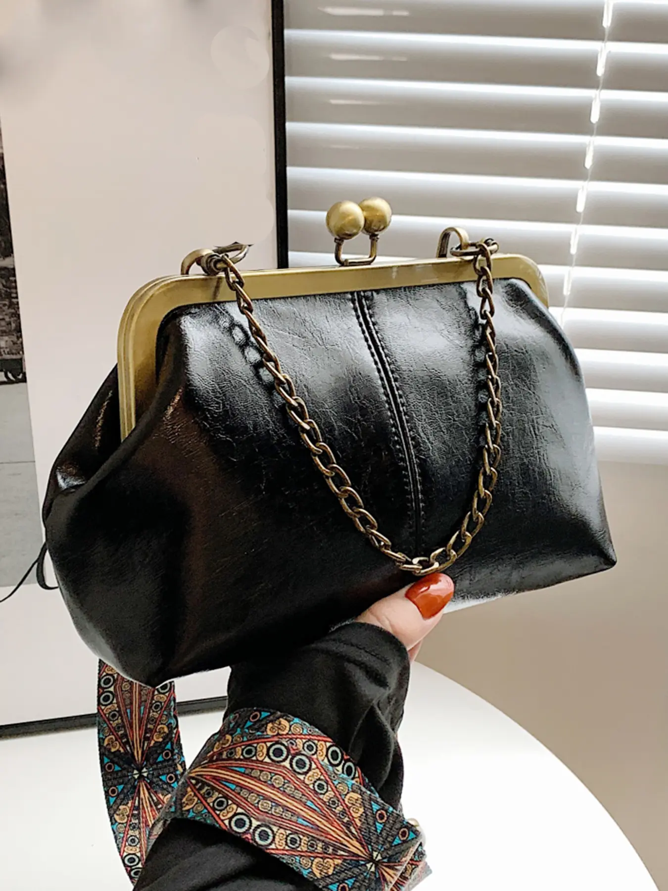 Stylish crossbody, shell chain crossbody bag, casual and versatile handheld textured one-shoulder clip bag, trendy simple niche design one-shoulder commuter bag, suitable for dating, shopping, daily matching and other scenarios