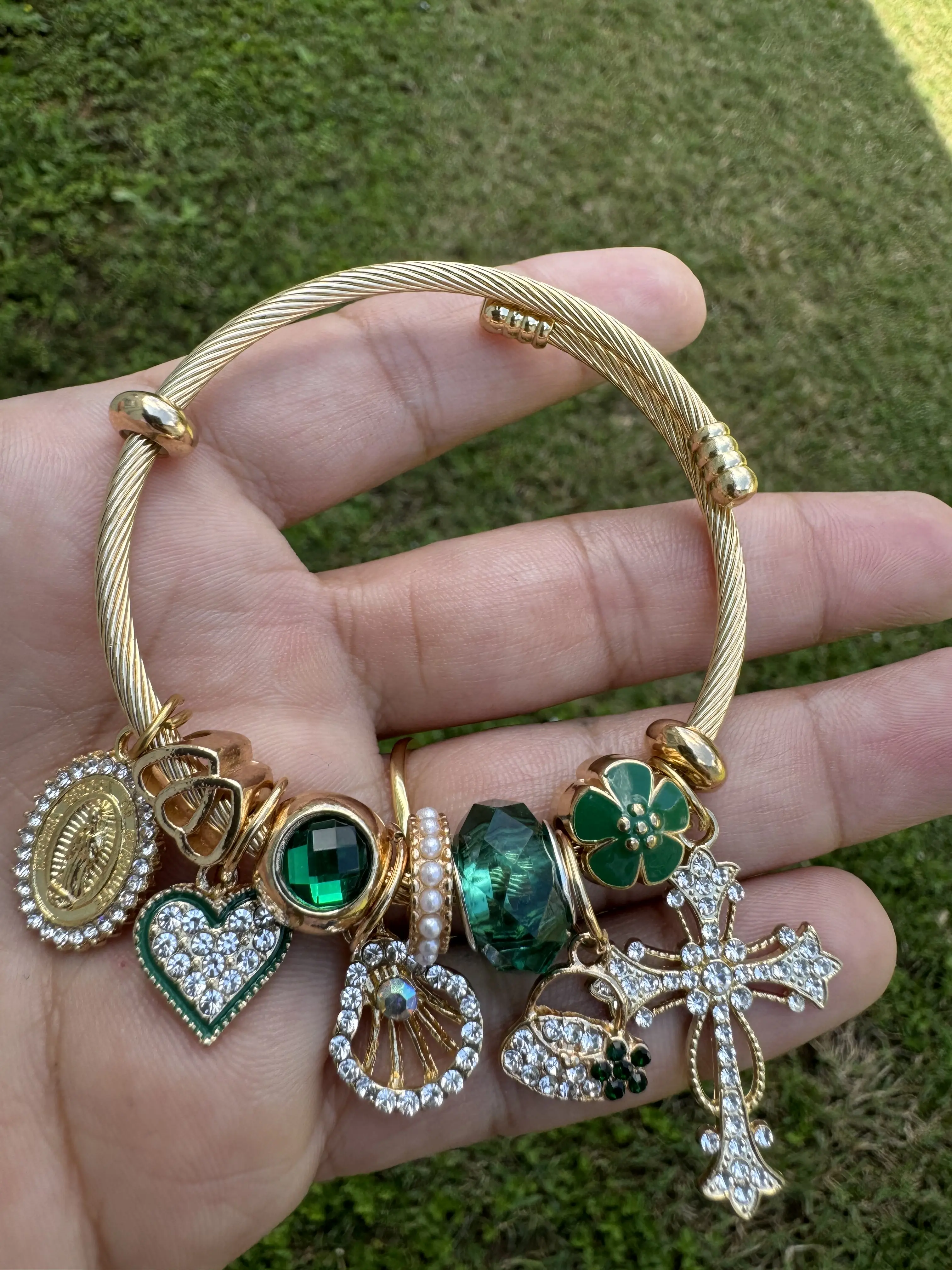 Green bracelet with Charm of the Virgin and Cross Green bracelet with Charm of the Virgin and Cross