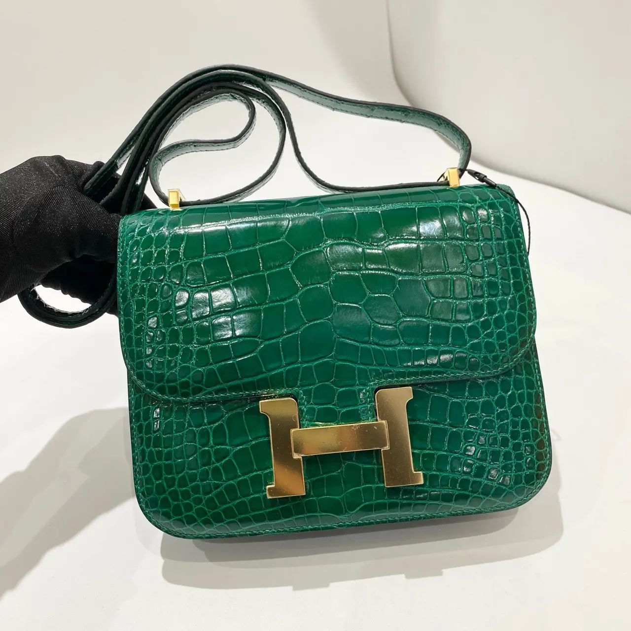 Pre-owned HERMÈS Constance 19 Emerald Green Shiny Alligator Leather Gold Hardware D Stamp Luxury Exotic Skin Crossbody Shoulder Bag 2412397