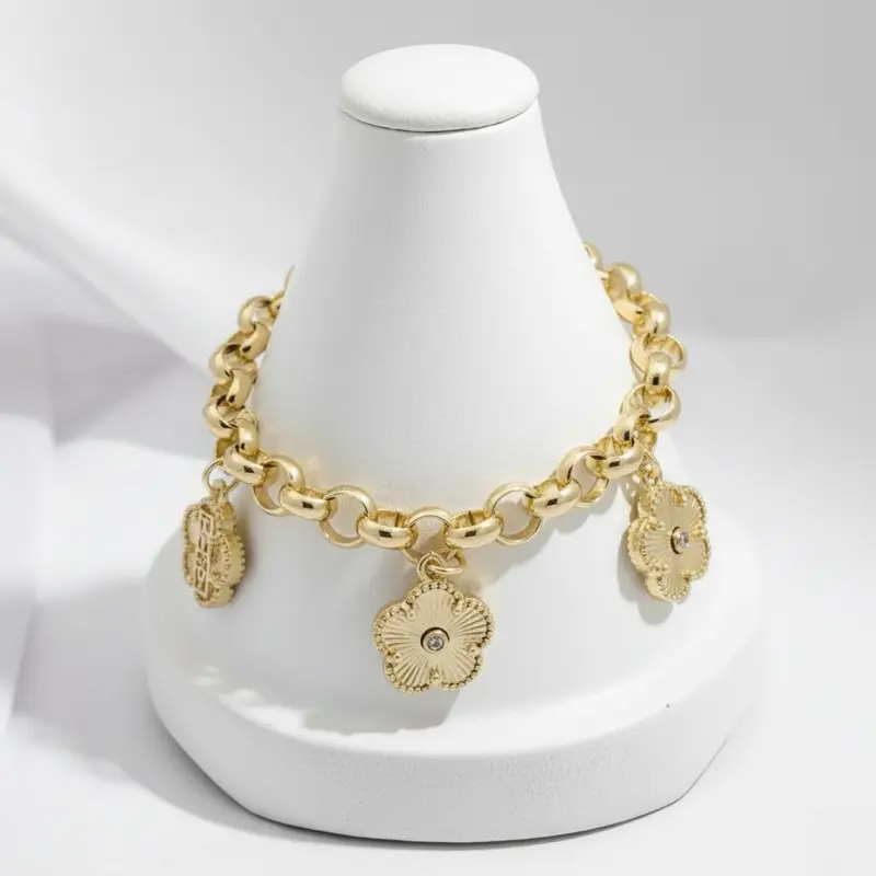 Brazalete #366 con colgantes de flores Gold plated