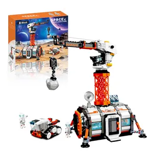 Modular lunar outpost building set with tower crane and rover vehicle, 1,000+ pieces, includes openable module compartments and astronaut minifigures—top birthday/holiday gift for boys, teens, and sci‑fi collectors.