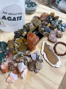 ALL ABOUT THAT AGATE ONE GALLON NATURAL CRYSTAL AND SPECIMEN MINING BUCKET