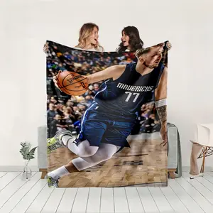 1 piece Luka Dončić's spectacular driving layup moments themed flannel blanket - Super soft fluffy flannel blanket, suitable for sofas and beds, all-season use, modern design, digital printing, 100% polyester material, machine washable, suitable
