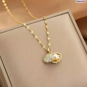Women's Unisex Light Luxury Niche Imitation Pearl Shell Necklace - Fan Pendant Shell Motif Collarbone Chain, Elegant Fashion Accessory for Seaside Vacation Photos