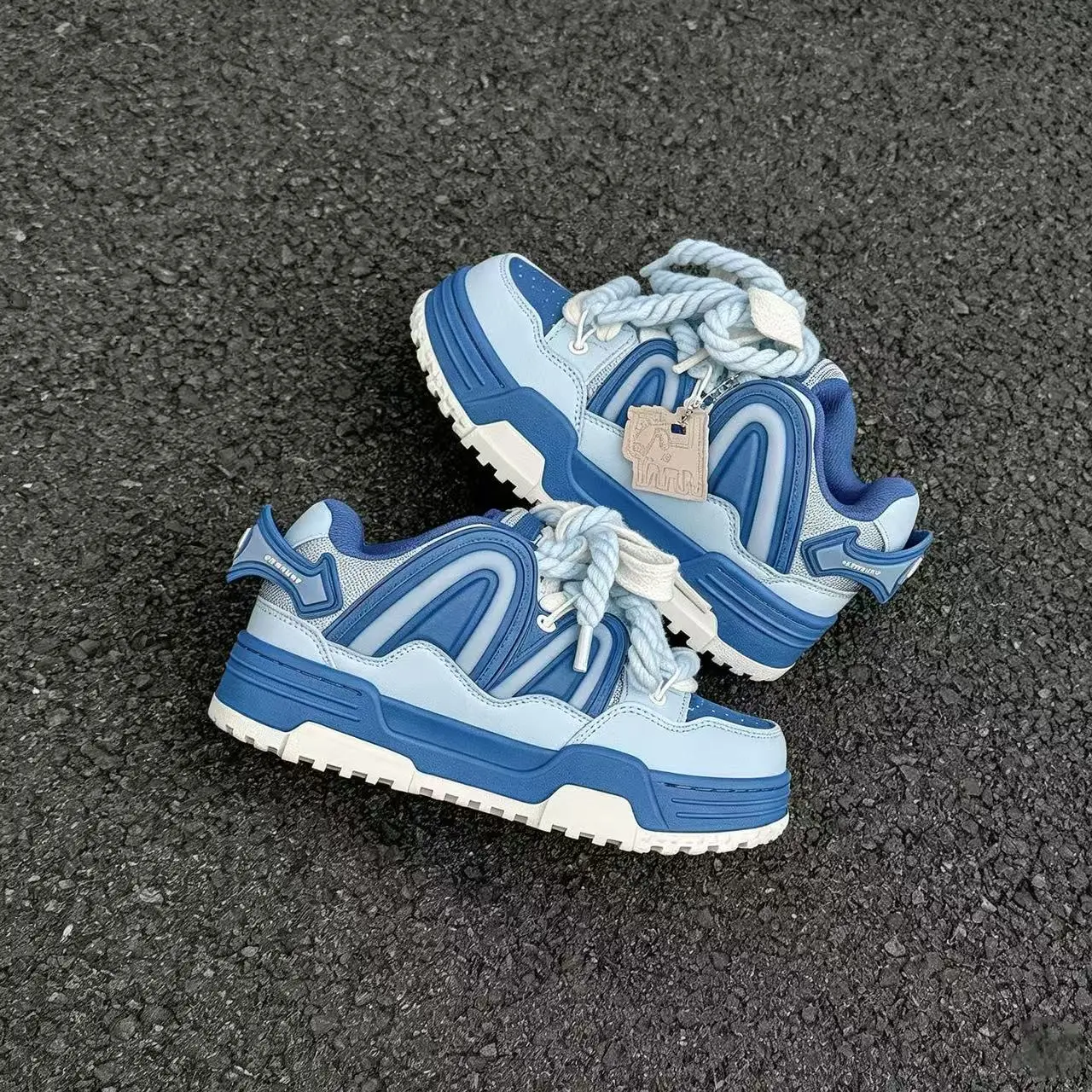 Q-AND casual sports shoes for both men and women, with thick LACES and thick soles. The thick soles increase height by 5cm. Multiple color combinations are available for fashionable wearing, suitable for sports, outdoor activities, and daily commuting