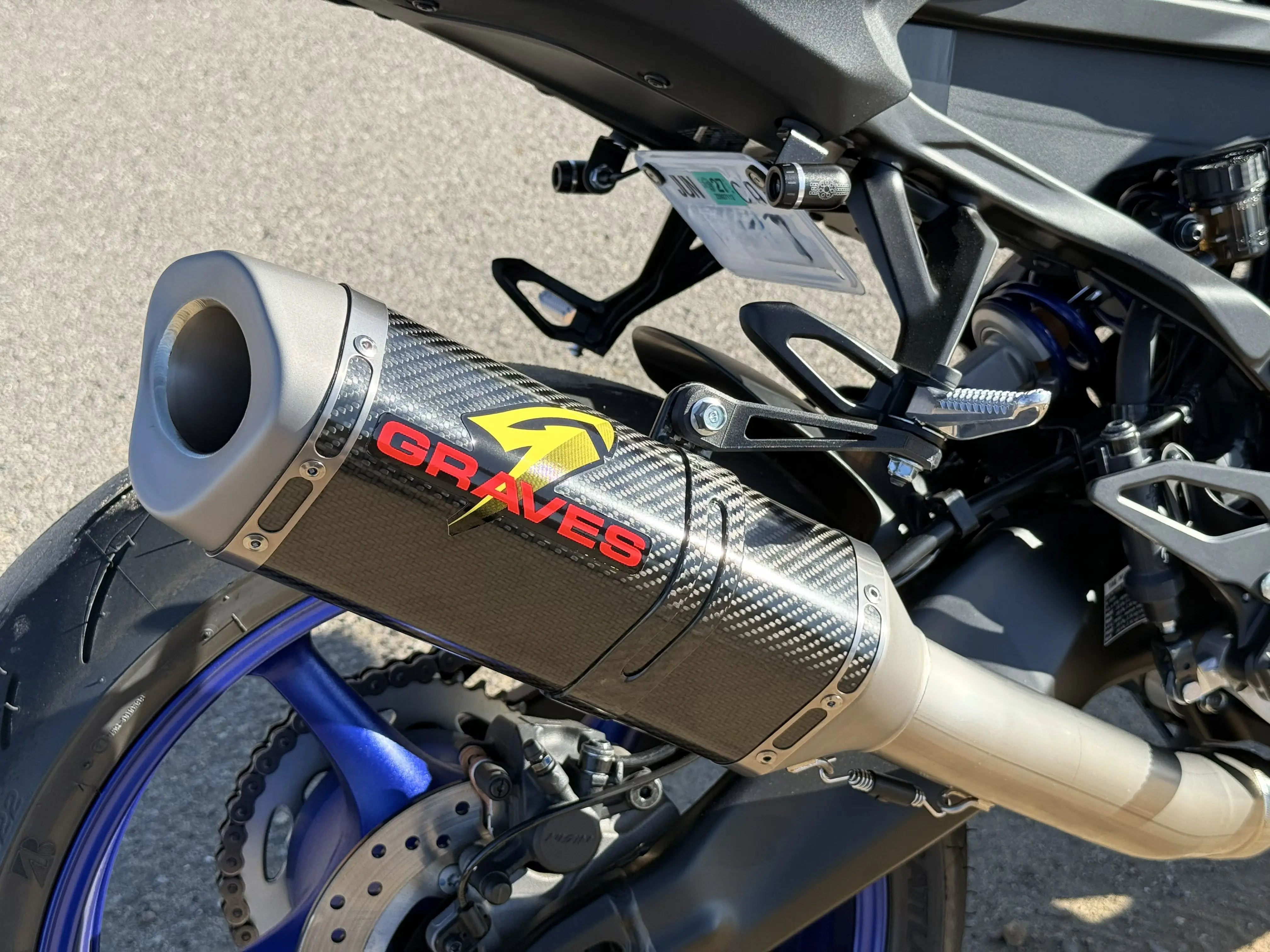 Yamaha R9 Graves Exhaust Passenger Peg Bracket